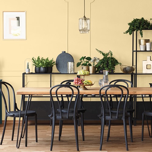 Couleur de peinture Dulux 2024 Sans limites mur jaune clair beige table de salle à manger chaises