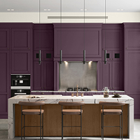 Tendances couleur design Dulux 2024 V2 cuisine armoires mauve foncé Basilic violet murs blancs îlot tabourets